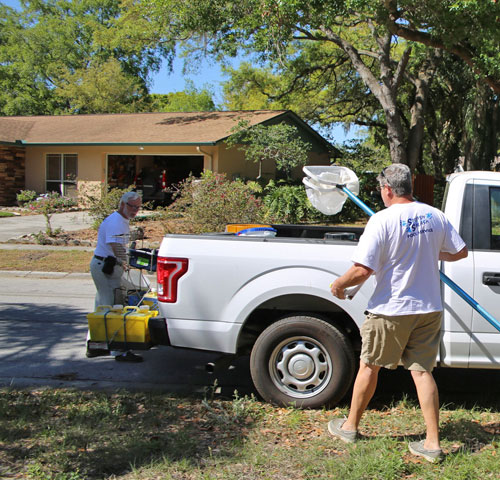 pool experts cleaning pool in valrico fl